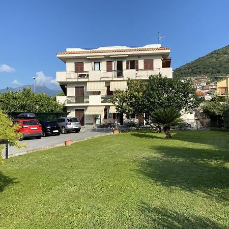 I Fiori Di Pietra Aparthotel Pietra Ligure Exterior foto