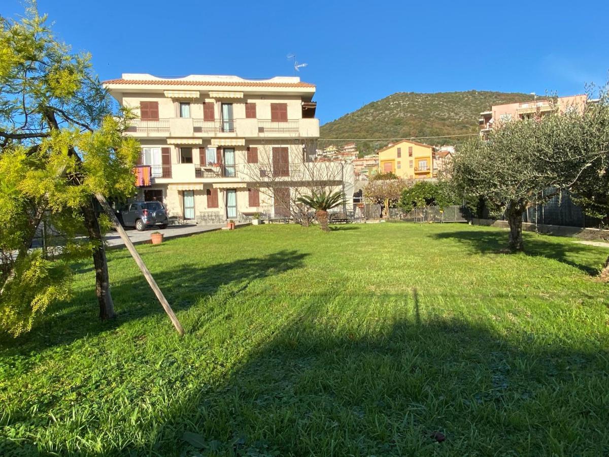 I Fiori Di Pietra Aparthotel Pietra Ligure Exterior foto