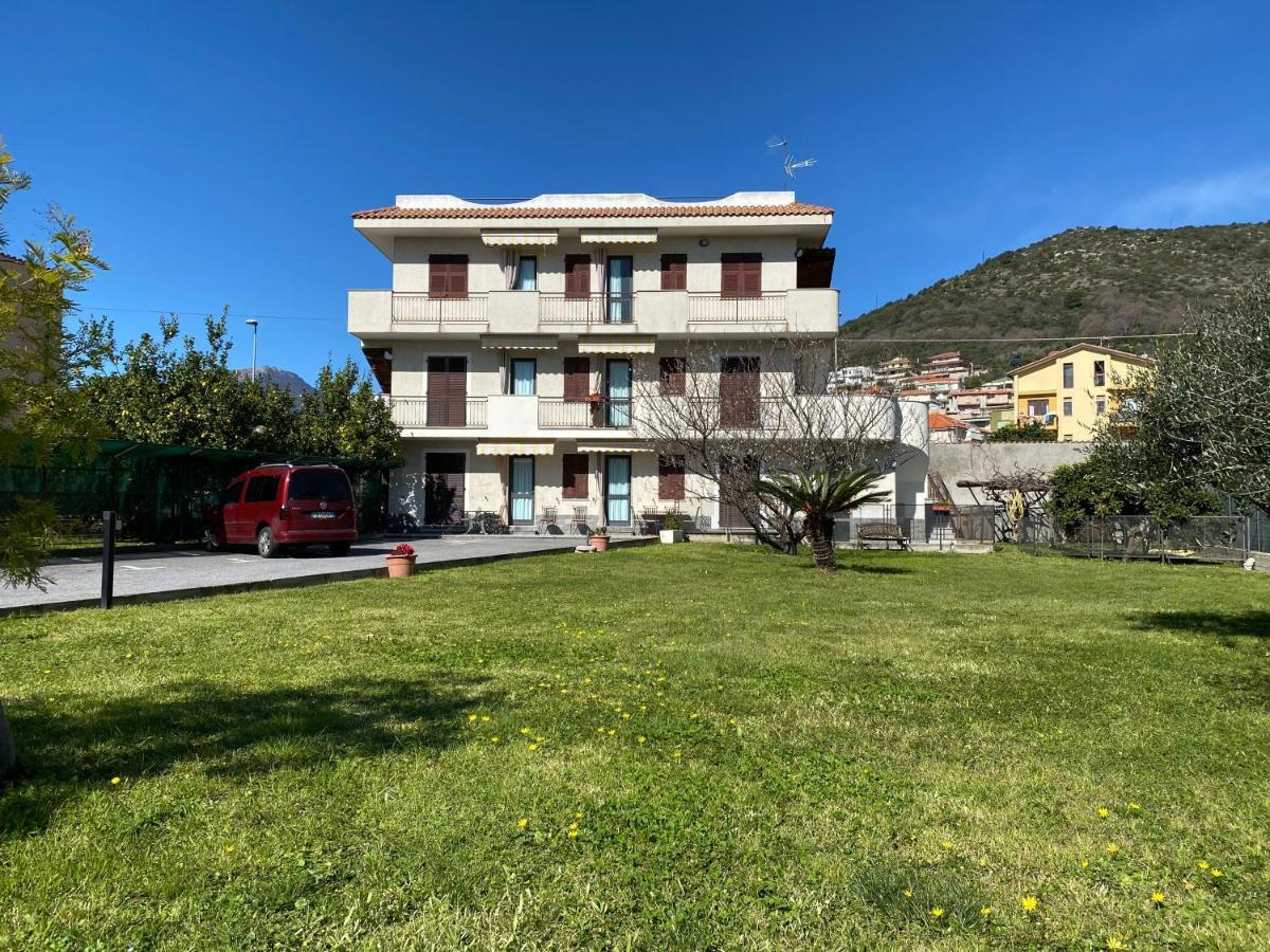 I Fiori Di Pietra Aparthotel Pietra Ligure Exterior foto