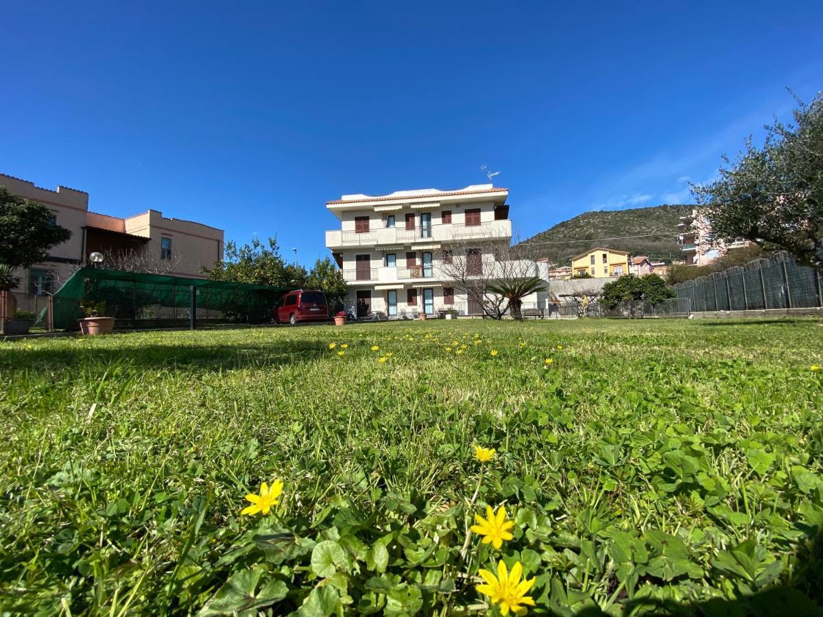 I Fiori Di Pietra Aparthotel Pietra Ligure Exterior foto