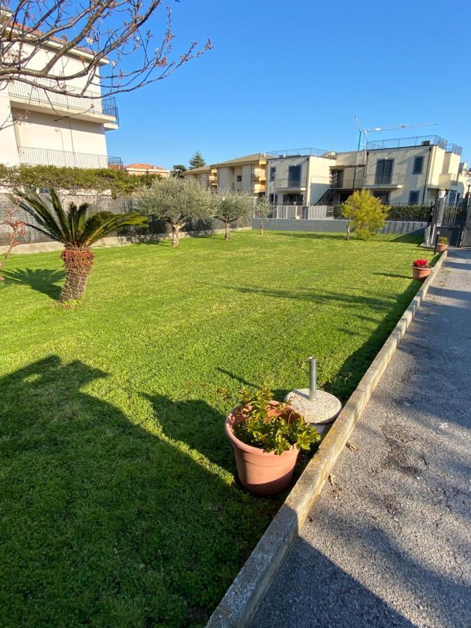 I Fiori Di Pietra Aparthotel Pietra Ligure Exterior foto