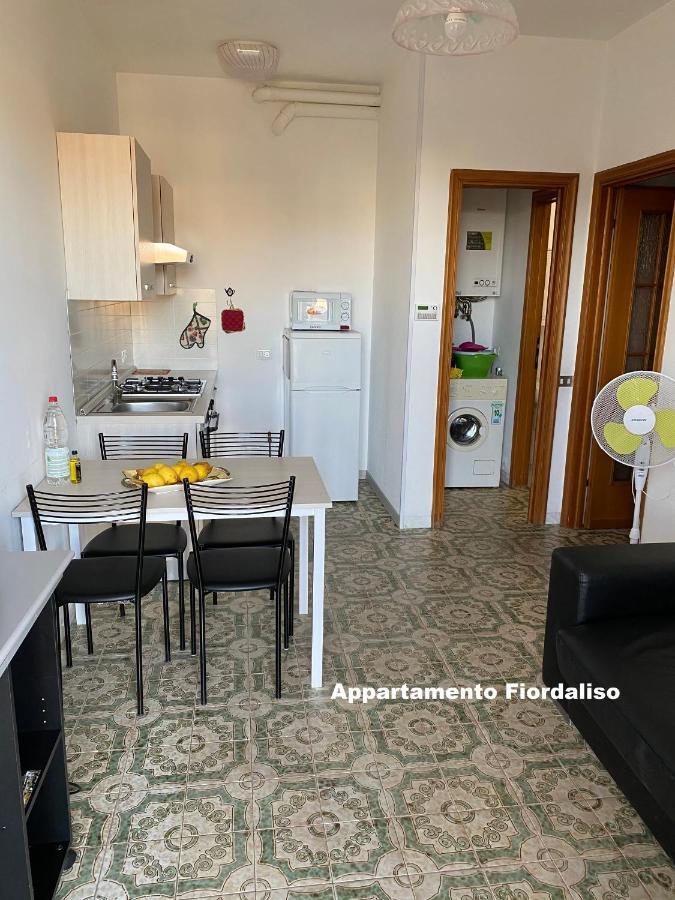 I Fiori Di Pietra Aparthotel Pietra Ligure Exterior foto